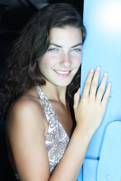 Roztomilá Krásná Mladá Žena Poblíž Modré Dveře Letní Den Úsměvem — Stock fotografie