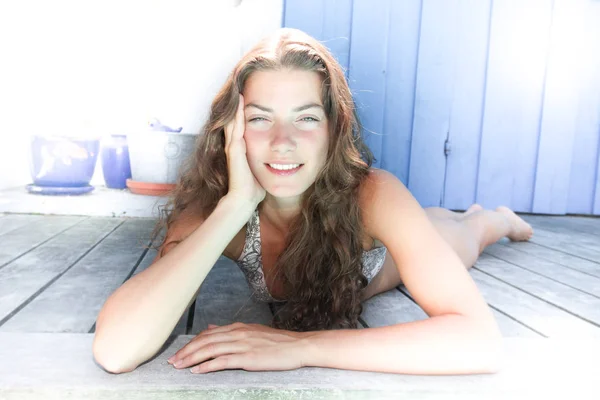 Bonita Jovem Uma Menina Deitada Terraço Madeira Verão Perto Piscina — Fotografia de Stock