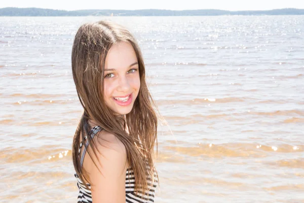 Uśmiechnięta Dziewczyna Słodkie Piękna Piaszczystej Plaży Letni Dzień — Zdjęcie stockowe