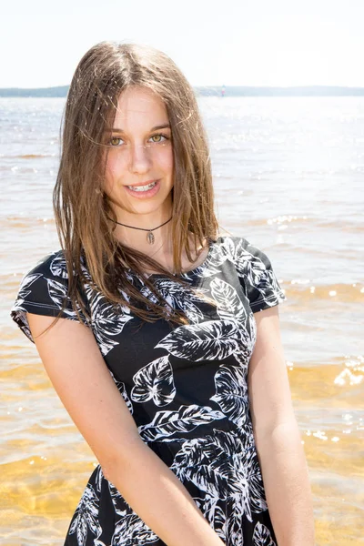 Красавица Пляже Черно Белым Платьем Симпатичная Красивая Женщина Подросток — стоковое фото