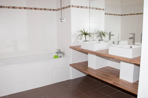 Blick auf ein geräumiges und elegantes Badezimmer — Stockfoto