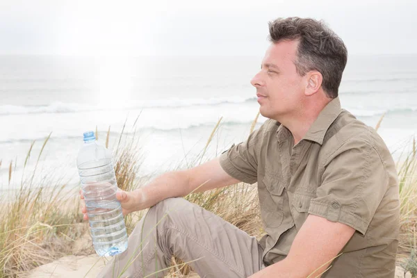 Uomo Sulla Spiaggia Estate Acqua Potabile Dalla Bottiglia — Foto Stock