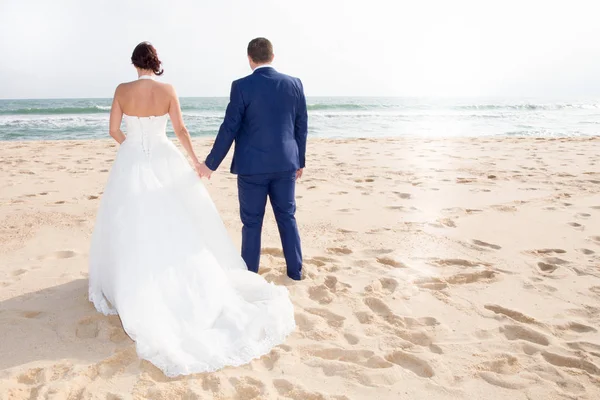 Appena Sposati Coppia Camminare Sulla Recinzione Dalla Spiaggia Sposa Sposo — Foto Stock