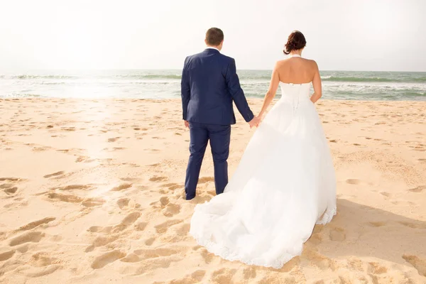 Bruden Och Brudgummen Stranden Gift Bara Par Staket — Stockfoto