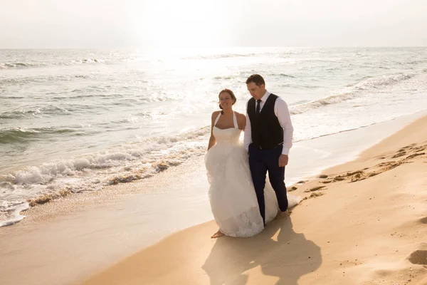 Braut Und Bräutigam Spazieren Bei Sonnenuntergang Einem Wunderschönen Tropischen Strand — Stockfoto