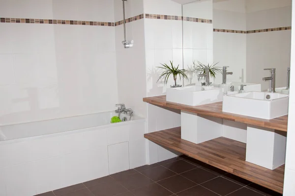 Ecke Eines Weißen Badezimmers Mit Holzboden Doppelwaschbecken Und Weißer Badewanne — Stockfoto