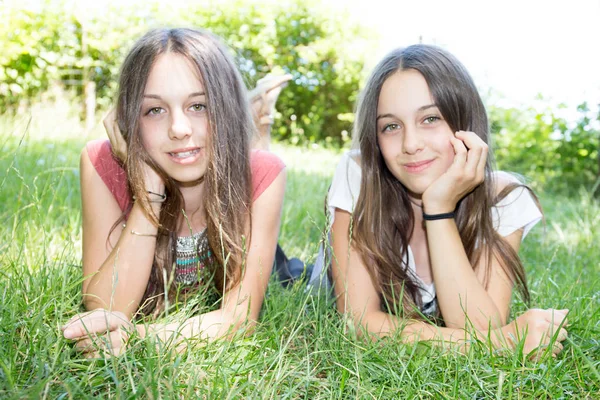 Hermanas Gemelas Tumbadas Prado Verde Verano — Foto de Stock