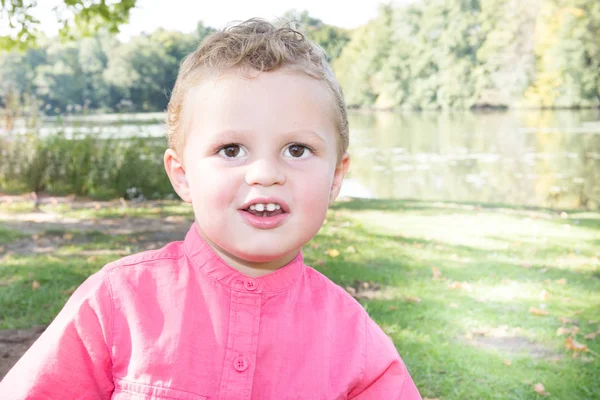 Menino Loiro Jovem Feliz Sorrindo Parque Perto Lago Verão — Fotografia de Stock