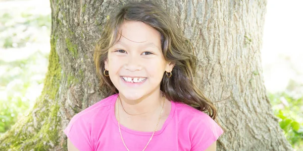 Retrato Uma Menina Bonita Parque — Fotografia de Stock