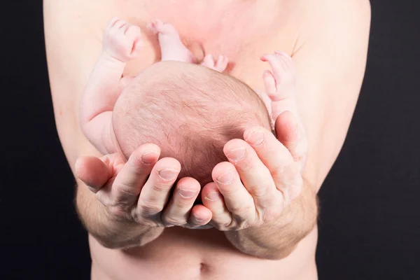 Neugeborenes Baby Den Händen Des Vaters — Stockfoto
