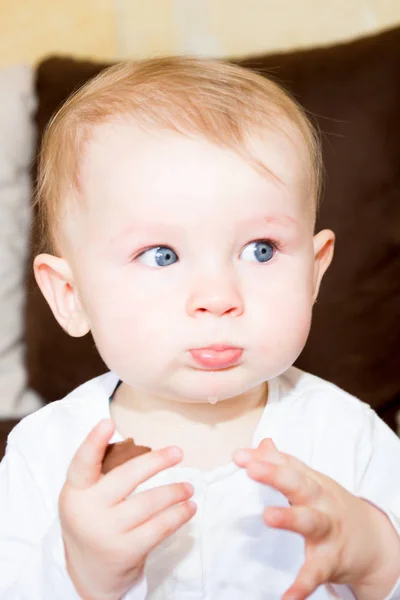 Retrato Menino Bonito Com Cabelo Loiro Olhos Azuis Comer Chocolate — Fotografia de Stock