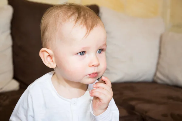 Portret Van Een Schattige Jonge Jongen Binnenshuis — Stockfoto