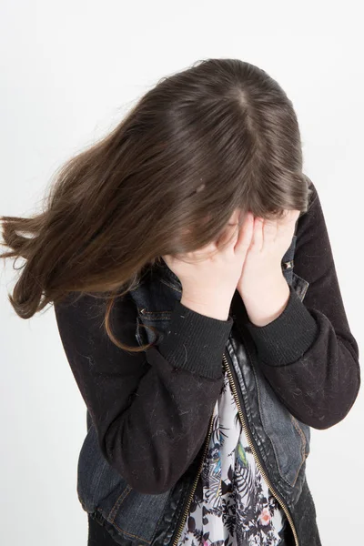 Сумна Самотня Дівчина Плаче Рукою Прикриває Обличчя — стокове фото