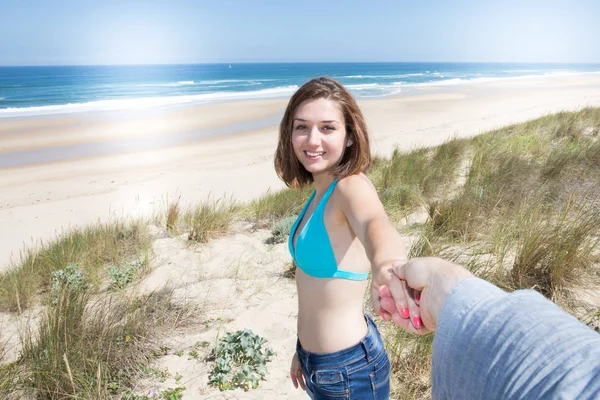 Ung Kvinna Semester Stranden Når Till Sin Pojkvän Sanden Havet — Stockfoto