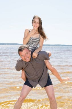 Plajda eğlenmek baba ve kız teen
