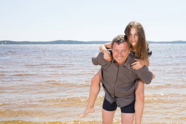 Baba ve kızı genç gün zaman kavramı dostu aile plajda oynarken