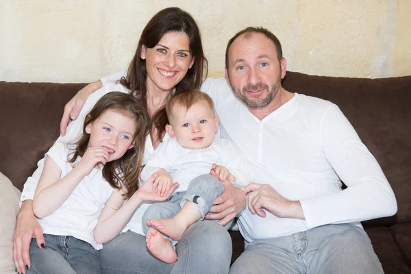 Schöne Familienporträt Lächelnd Drinnen Auf Der Heimischen Couch — Stockfoto