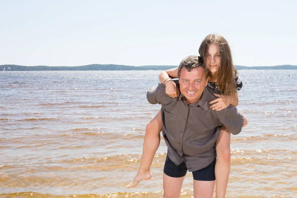 Pai Filha Adolescente Brincando Praia Durante Dia Conceito Família Amigável — Fotografia de Stock