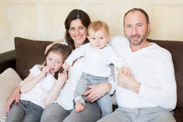 Vater Mutter Sohn Und Tochter Familie Entspannt Auf Sofa Haus — Stockfoto