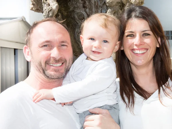 Foto Membri Della Famiglia Che Sorridono Alla Fotocamera Madre Esterna — Foto Stock