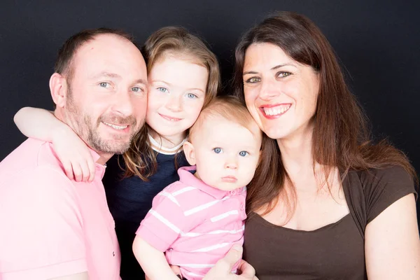 Retrato Familia Feliz Fondo Negro Padre Madre Hijo Hija —  Fotos de Stock