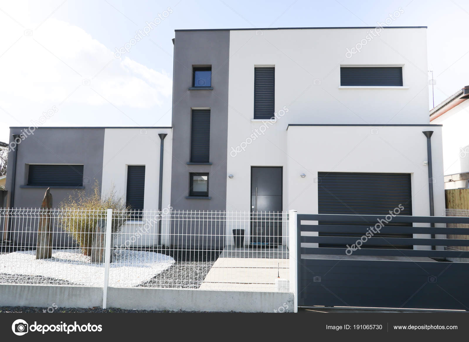 Schöne Moderne Weiße Und Graue Haus Unter Der Sonne — Stockfoto ... Schöne Moderne Weiße Und Graue Haus Unter Der Sonne — Stockfoto ...