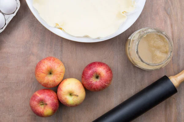 苹果与苹果饼旁边的面团 使一个 Apple 派顶端视图 — 图库照片