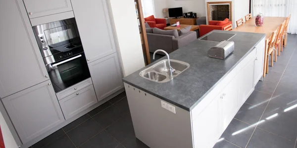 Modern minimalista konyha gazdag divatos házban — Stock Fotó