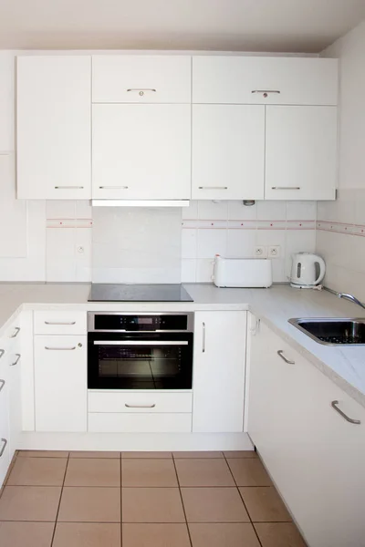 家電と美しいインテリアのキッチン — ストック写真