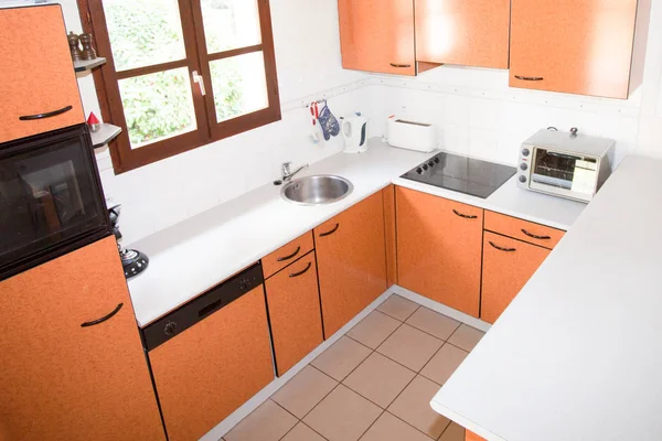 Orange modernt kök i ett modernt hus — Stockfoto