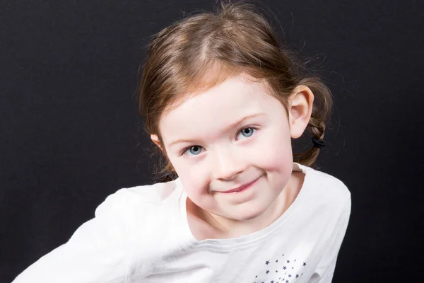 Sevimli Beyaz Gülümseyen Küçük Kız Portre Stüdyo Portre Siyah Arka — Stok fotoğraf
