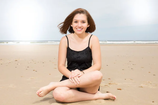Retrato Mujer Joven Hermosa Real Feliz Sentarse Playa —  Fotos de Stock