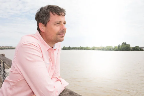 Rozważny Człowiek Dorywczo Zewnątrz Patrząc Górę Rzeki Garonne Uśmiechając Się — Zdjęcie stockowe