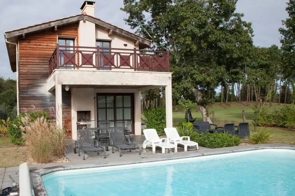 Una hermosa casa bonita con un jardín verde — Foto de Stock