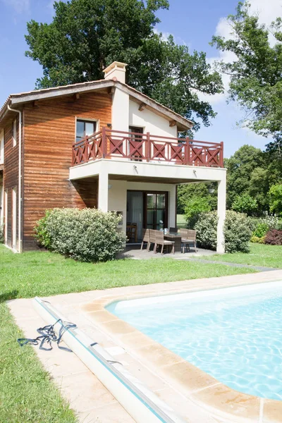 Piscina privada en verano — Foto de Stock