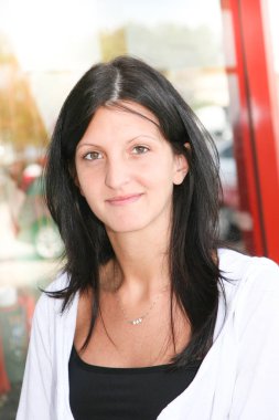 Kadın şehirde gülümseyen güneşli yaz veya bahar günü dışında mutlu yaz kız portre