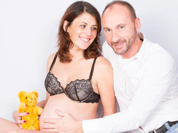 Mooie Zwangere Vrouw Haar Knappe Man Zijn Glimlachen Terwijl Het — Stockfoto