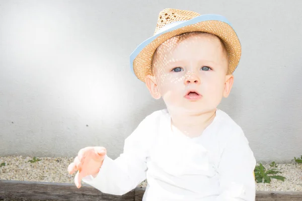 Πορτρέτο Του Ένα Πανέμορφο Αγόρι Στο Καλοκαιρινό Καπέλο Εξωτερικούς Χώρους — Φωτογραφία Αρχείου