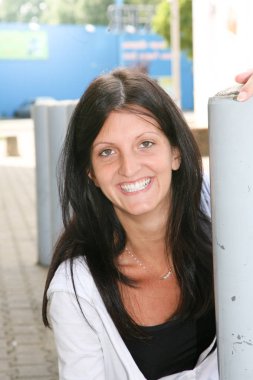 Sevimli kız sokakta gülümseyen büyük şehirde mutlu yaz saati