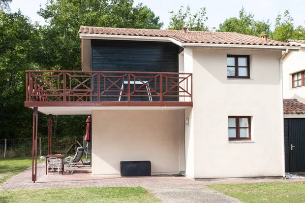 Vue de l'extérieur d'une belle maison moderne — Photo