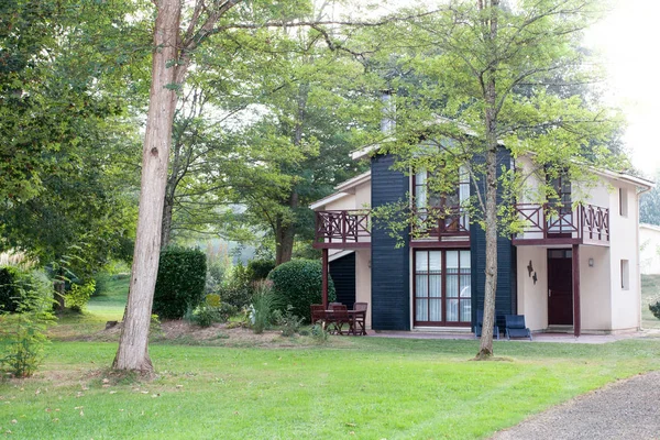 Blick von außen auf ein schönes modernes Haus — Stockfoto