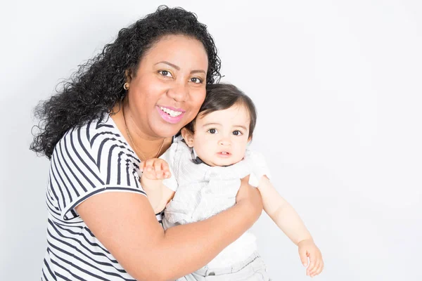 Negro Madre Con Hijo Mixto Raza Sonriendo — Foto de Stock