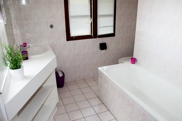 Vista de uma casa de banho espaçosa e elegante — Fotografia de Stock