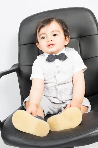 Gamin Dans Noeud Papillon Souriant Assis Sur Une Chaise Bureau — Photo