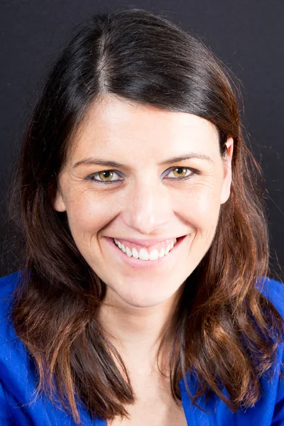 Retrato Feliz Sorrindo Jovem Bela Mulher Azul Roupas Casuais Sobre — Fotografia de Stock