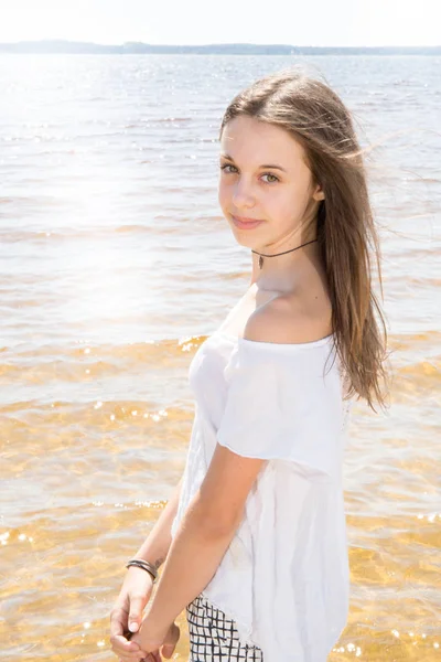 Retrato Alegre Menina Natural Com Cabelos Longos Areia Água Praia — Fotografia de Stock