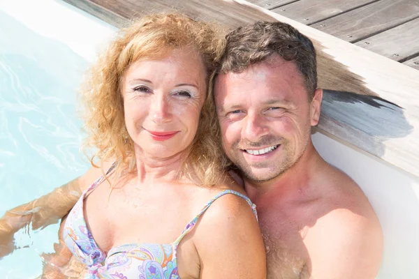 Vrolijke Ouder Paar Rusten Een Zwembad — Stockfoto