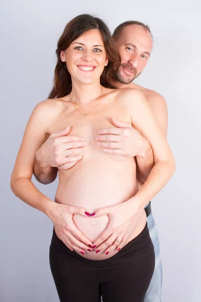 Terhesség Pár Szerelmes Ölelés Egymást Terhes Hogy Szív Kéz Hasa — Stock Fotó