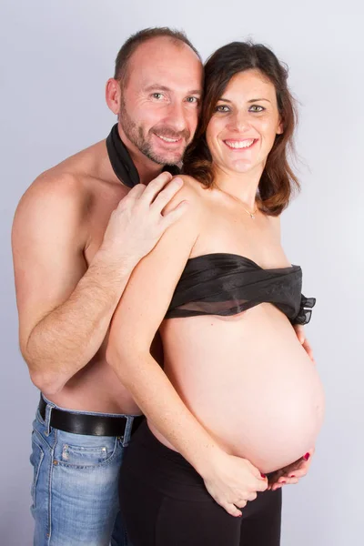 Portrett Lykkelige Graviditetspar Isolert Grå Bakgrunn Attraktiv Mann Gravid Kvinne – stockfoto