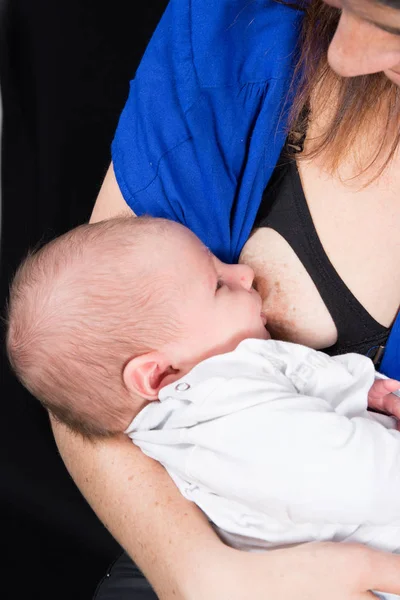 Madre Amamantando Bebé Recién Nacido Con Leche Mama Madre Medicina — Foto de Stock